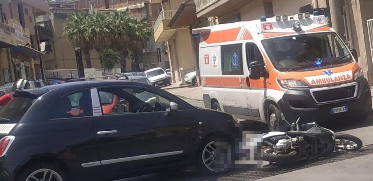 Via Butera, scontro tra un'auto e uno scooter: impatto nei pressi del passaggio a livello - 