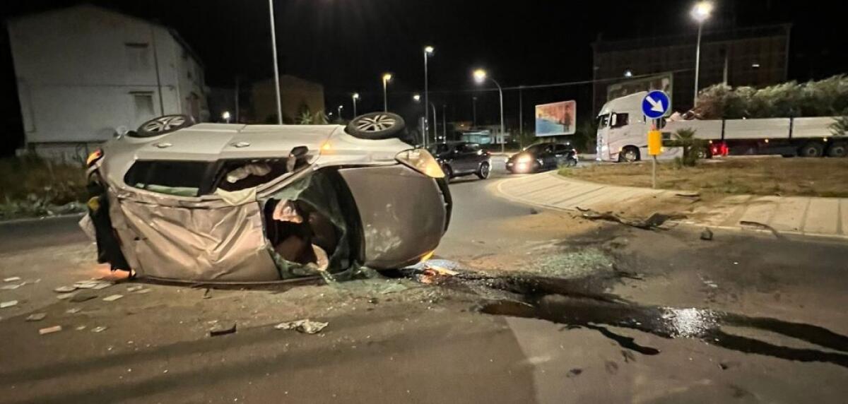 Schianto in via Niscemi, auto ribaltata lungo la rotatoria stradale - 