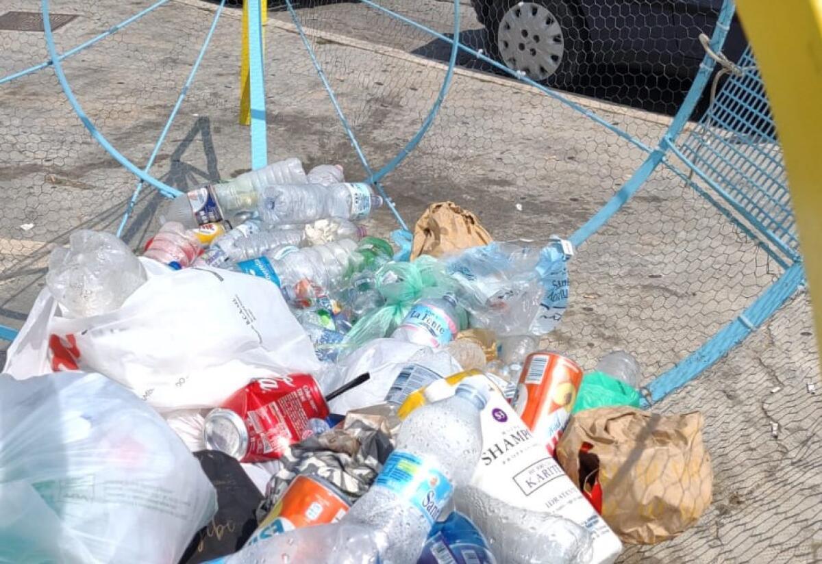 Subito dopo la pulizia ancora rifiuti alla rotonda est, sanzionati diversi trasgressori - 