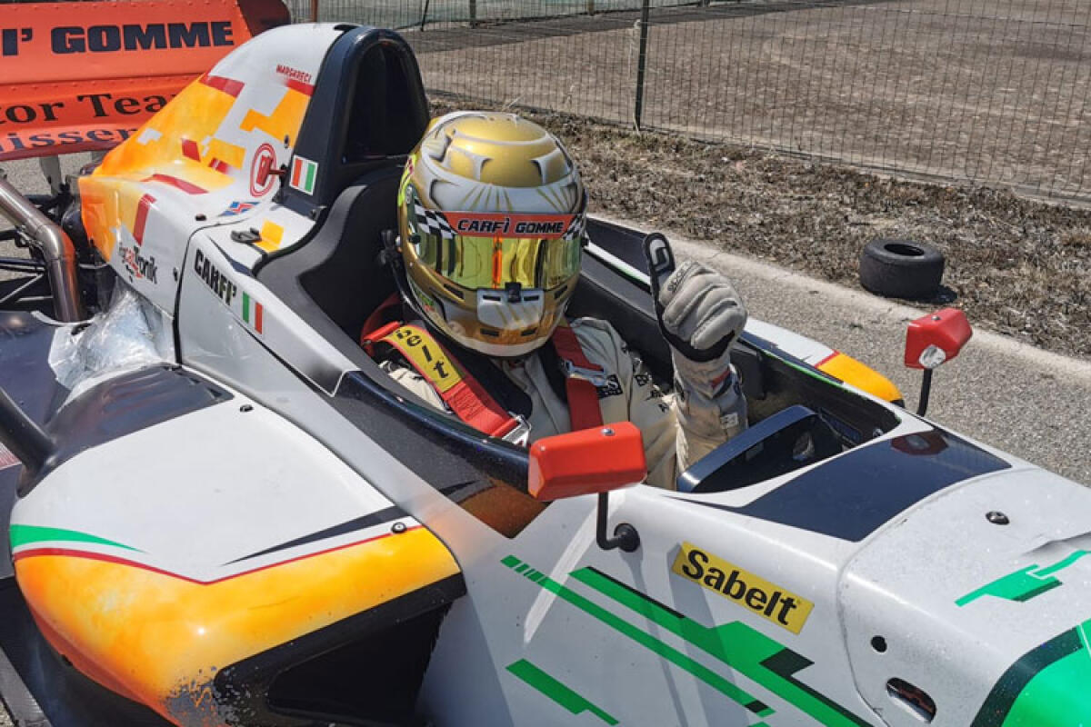 Tivm, Gianni Carfì è secondo nonostante la bandiera rossa esposta dalla direzione gara - Nella foto: Gianni Carfì esulta dall'abitacolo della sua Tatuus Renault 2000.