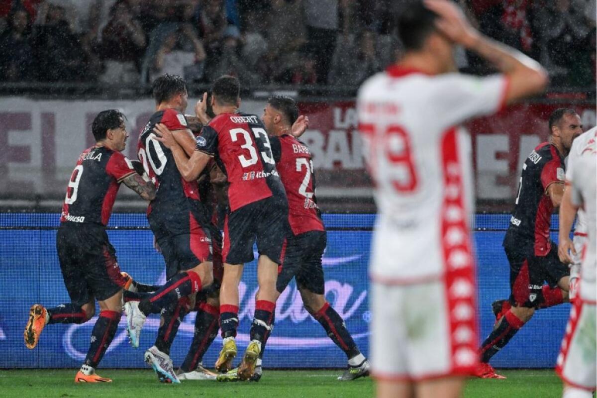 Il Cagliari torna in Serie A, Pavoletti gol in casa Bari - 