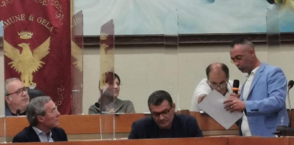 Caruso lascia ufficialmente, in consiglio Raniolo con l'incognita della sfiducia - Caruso durante il giuramento