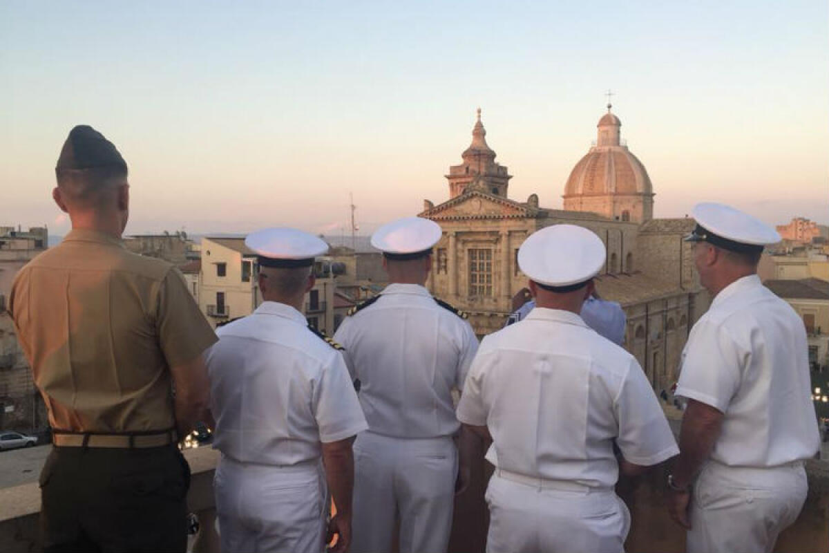 Sbarco alleato, Eni sponsor dei concerti della banda della guardia di finanza e di Famao - Militari americani in città durante una commemorazione