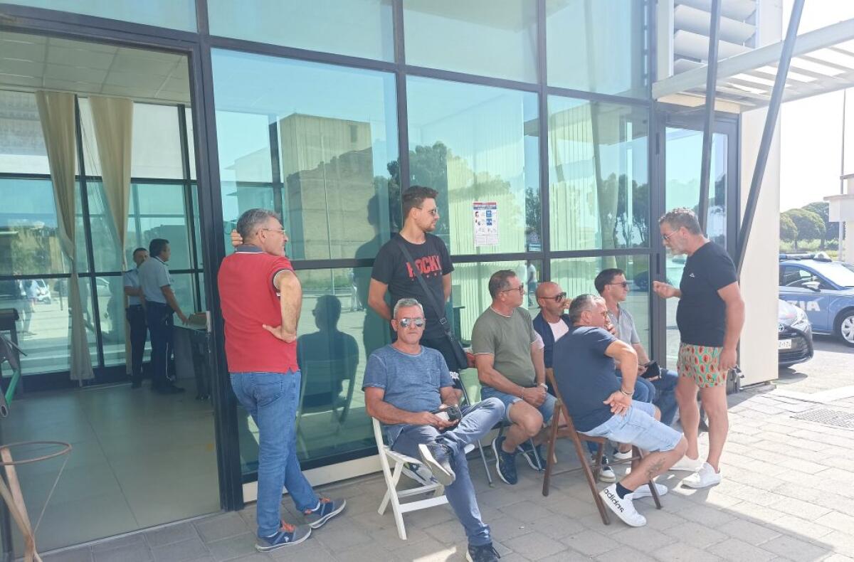 Operai Medi group in protesta, presidio in tribunale: "Senza niente non si può andare avanti" - I lavoratori Medi group davanti palazzo di giustizia