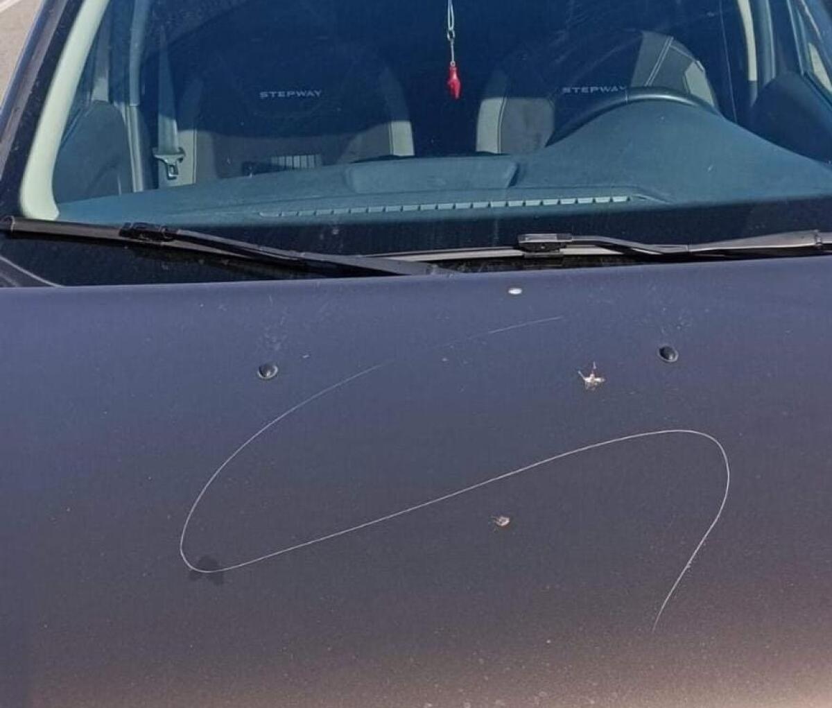 Diverse automobili danneggiate sul lungomare, vetture prese di mira dai vandali - Una delle auto danneggiata