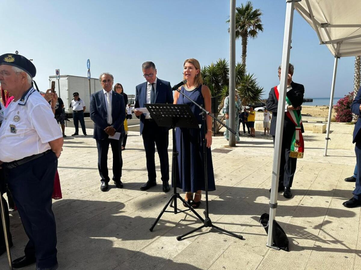 Anniversario sbarco alleato, sul lungomare partite celebrazioni: presente anche il console Usa - 