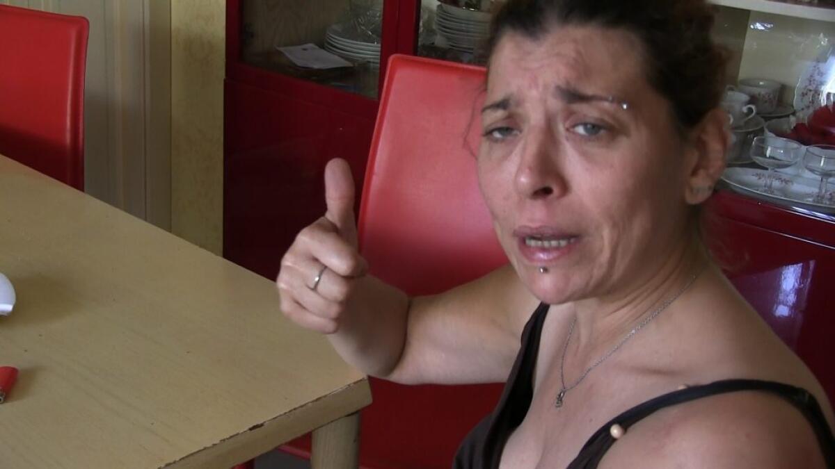 Rogo di sterpaglie circonda la sua casa, salvata dai Vigili del Fuoco - 