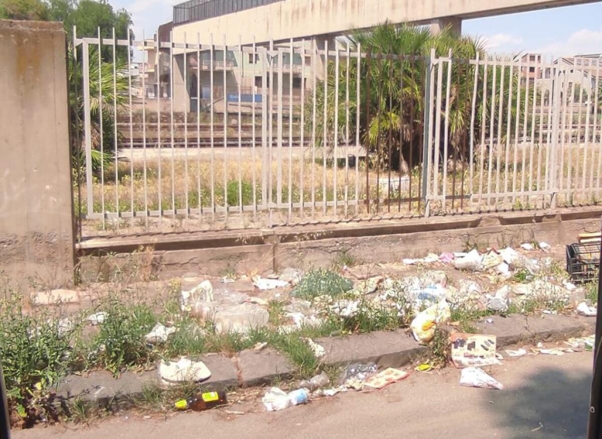 Pulizia straordinaria, a Giardinelli residenti chiedono più attenzione: "Aree nel degrado" - Una delle aree limitrofa alla stazione ferroviaria