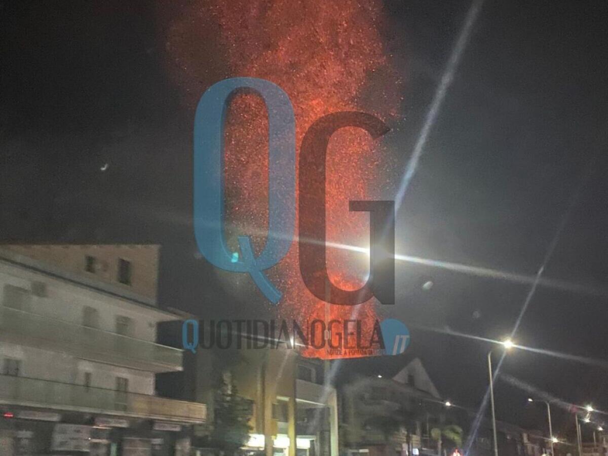 Incedio nei pressi di via Venezia, fiamme alte visibili anche a distanza - 