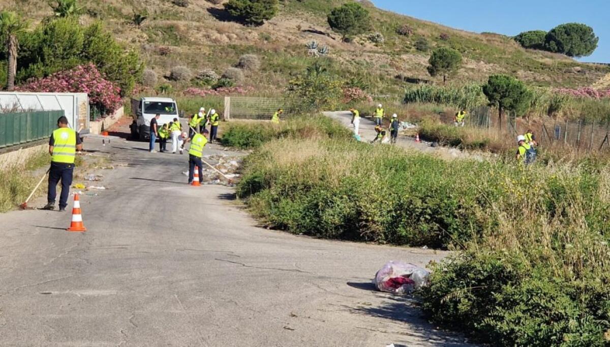 Partita la pulizia straordinaria di Impianti Srr, operai a Macchitella per le aree più critiche - 