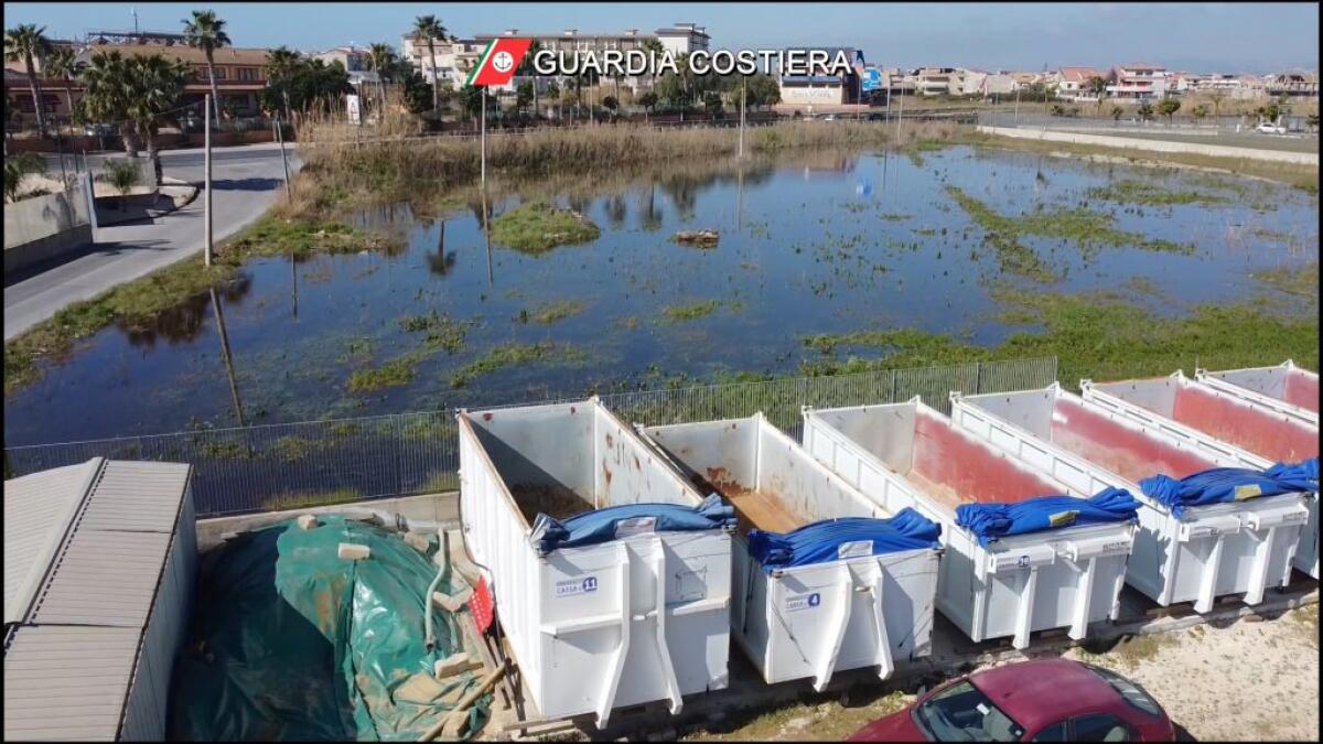 Scaricavano reflui tossici in un terreno attiguo, scoperti dalla Guardia Costiera - 