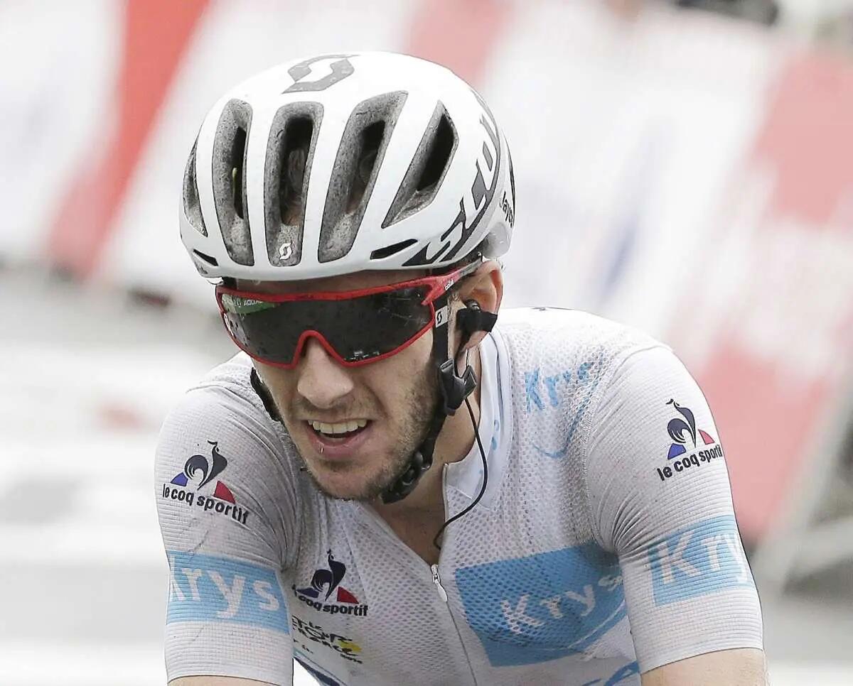 Adam Yates è la prima maglia gialla del Tour 2023 - 