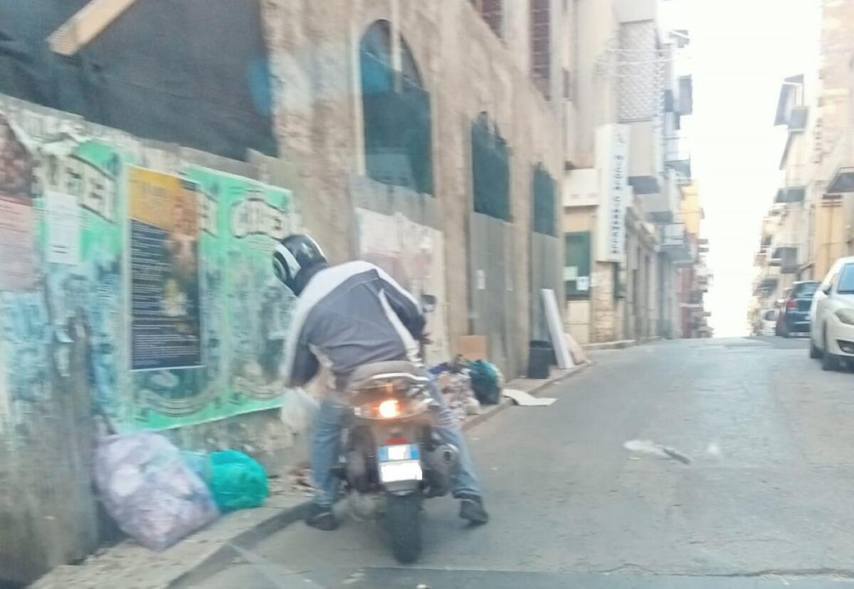 Abbandono rifiuti, Liardi: "C'è chi pensa di farla franca, altri sessanta verbali di infrazione" - Uno dei trasgressori ripreso durante i controlli