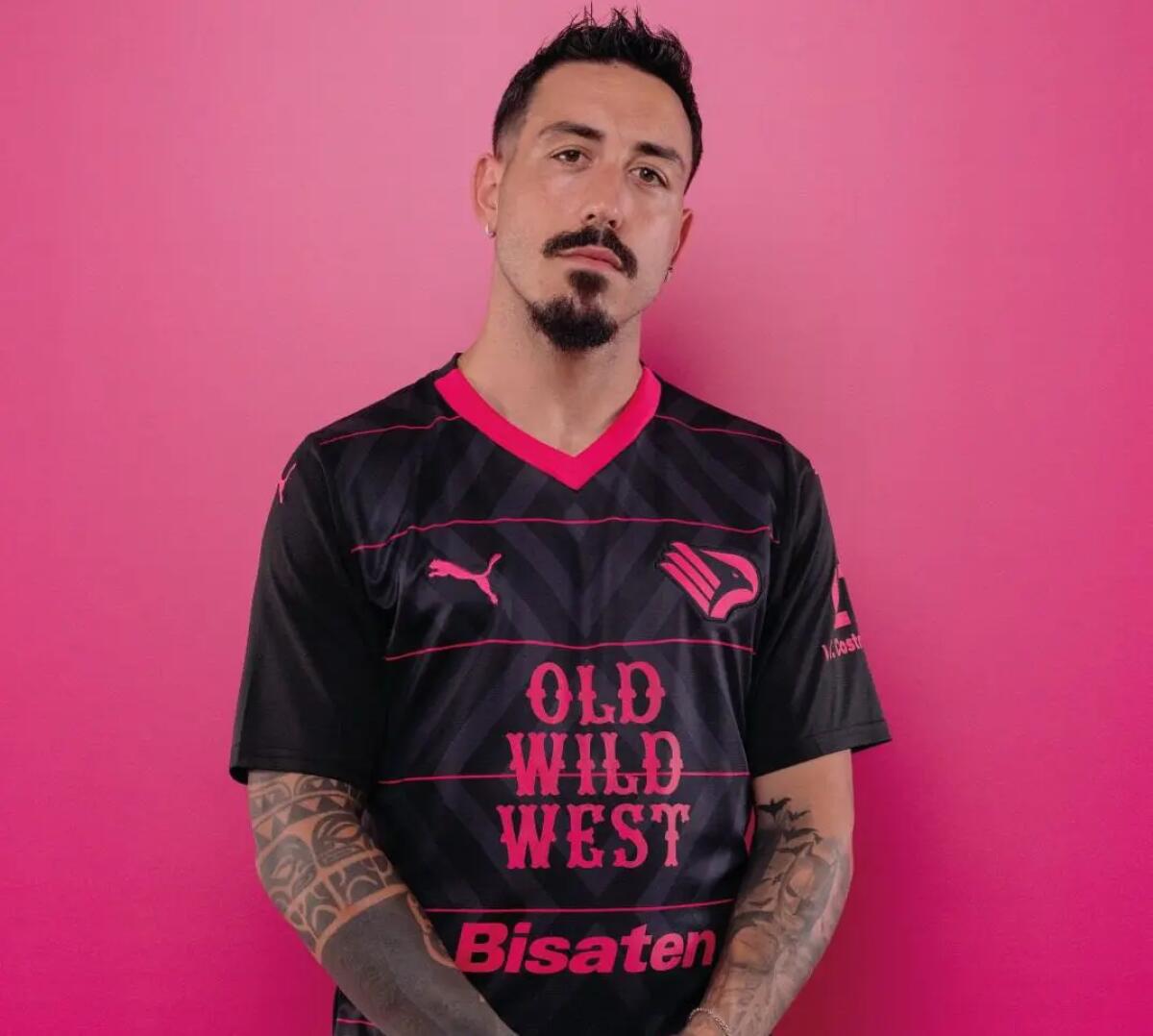 Nero e magenta nella seconda maglia del Palermo, striscia azzurro-City nella terza - 