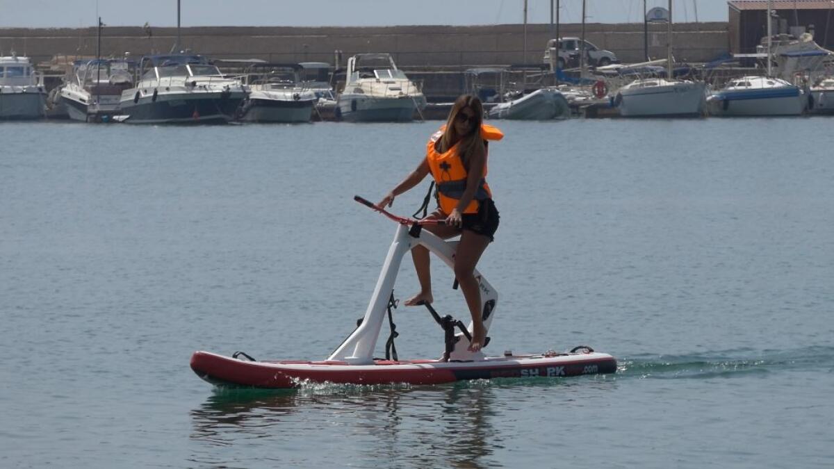 Sbarca in città Red Shark, l’incredibile E-bike per pedalare anche sull’acqua - 