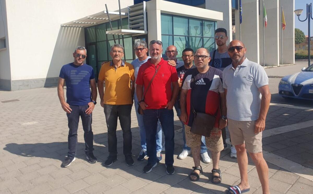 Vertenza Medi group, delegazione operai davanti palazzo di giustizia: presidi non si fermano - 