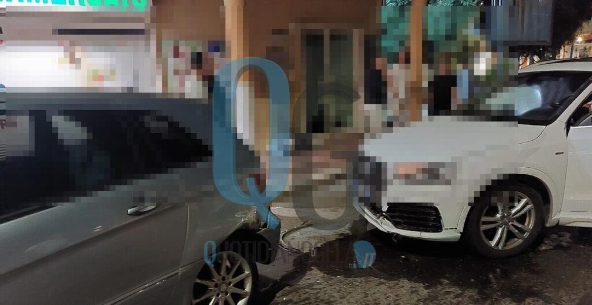 Auto contro un'altra vettura parcheggiata in via Venezia, famiglia si era allontana poco prima - L'impatto la scorsa notte