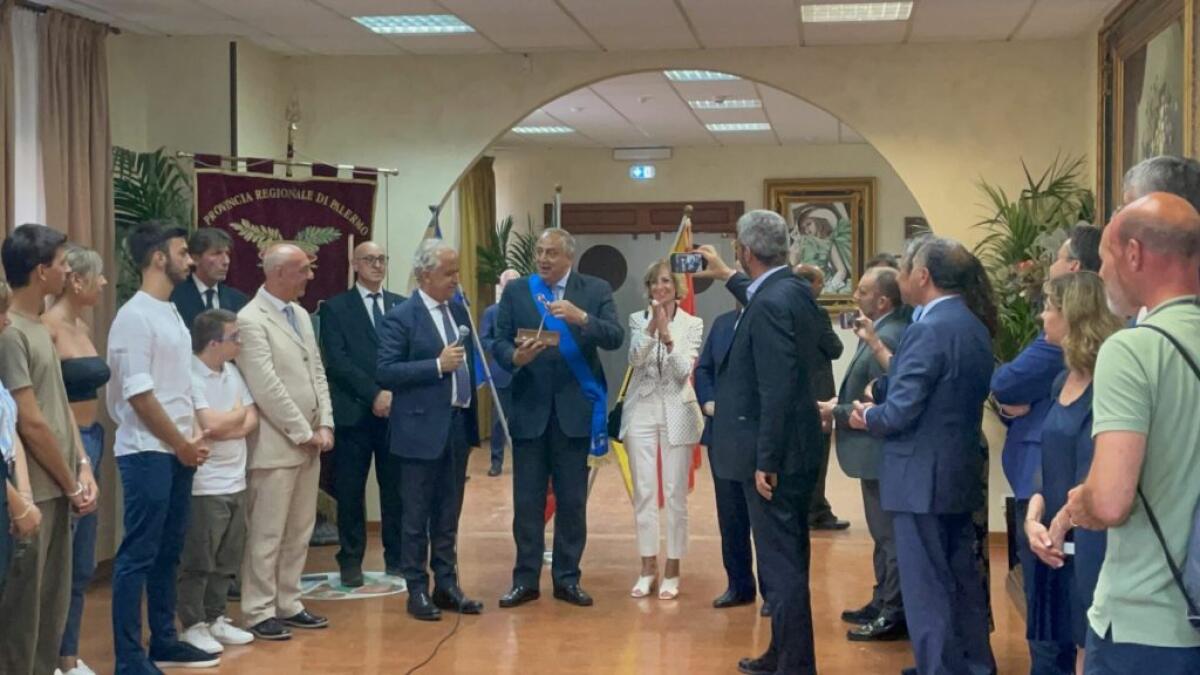 Scuola in bene confiscato a Palermo, Piantedosi consegna le chiavi a Lagalla - 