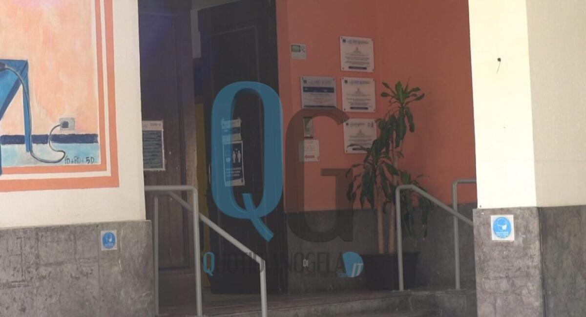 "Solito", per revisori somme mutuo "non regolarmente contabilizzate": lavori rischiano slittamento - L'ingresso della scuola "Solito"