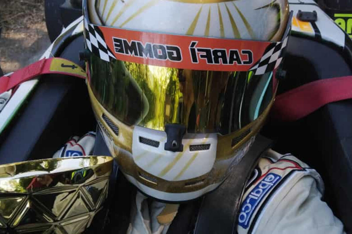 Carfì stregato dalla Coppa Sila, ha percorso 104 volte il tracciato della gara Tivm - Nella foto: Gianni Carfì nell'abitacolo della sua Tatuus mostra la coppa del vincitore di categoria.
