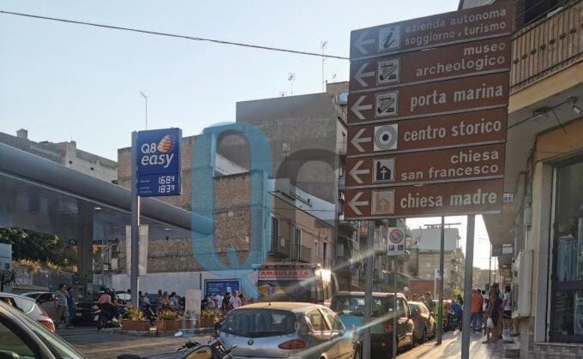 Caos in via Cascino, un'auto causa un incidente: arrivati anche i soccorsi - Soccorsi giunti in via Cascino