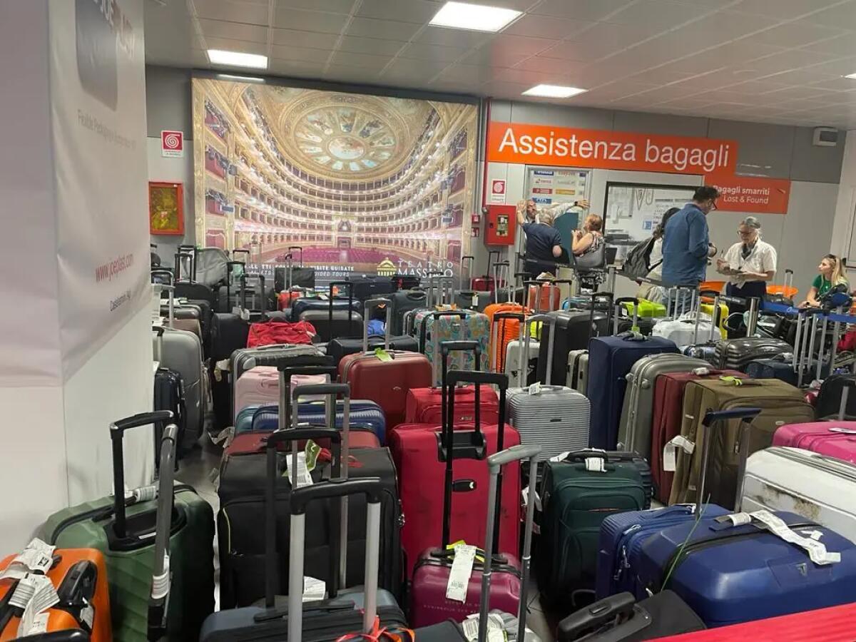 Caos e disagi all’aeroporto di Palermo, centinaia di bagagli stipati in area arrivi - 