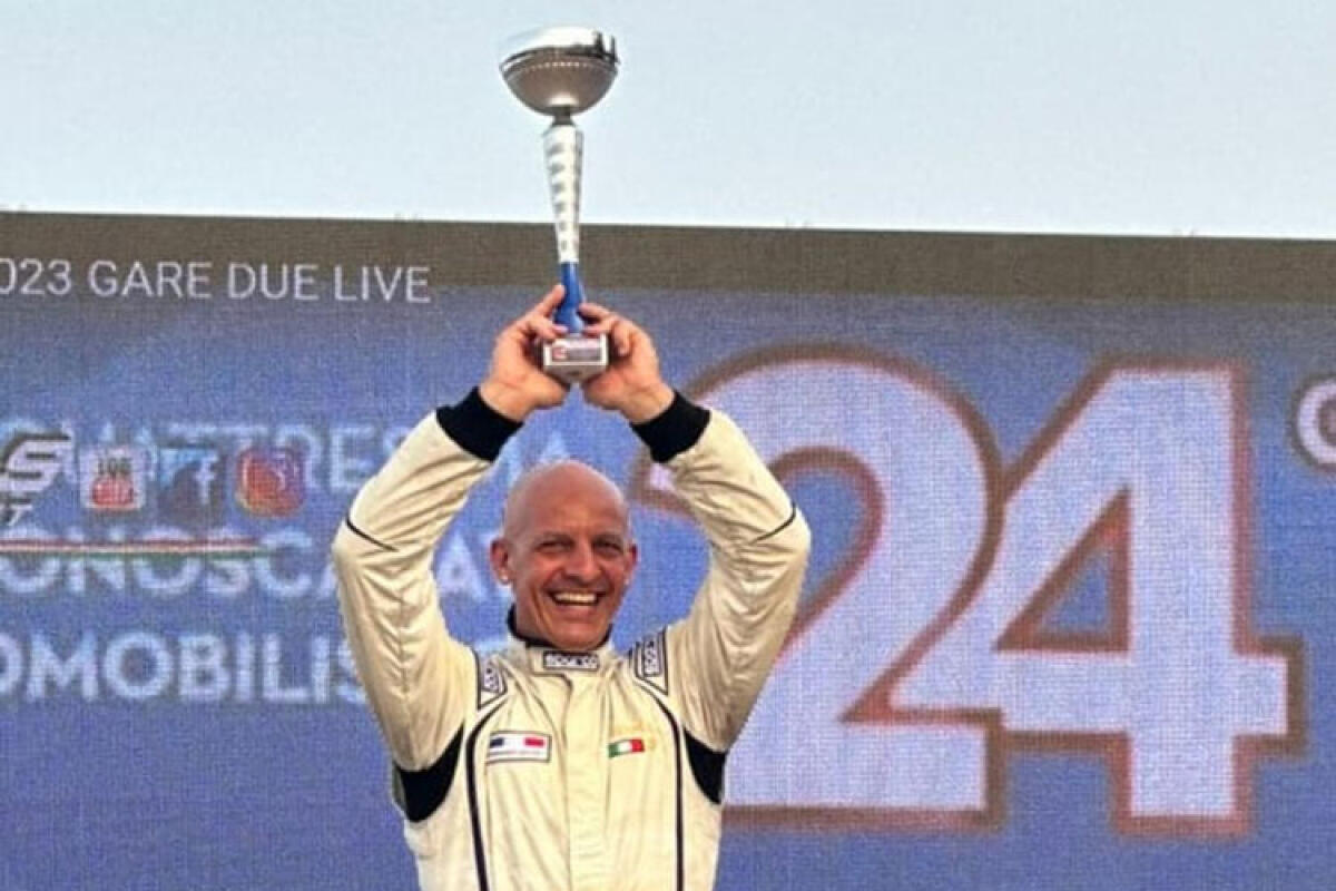 Tivm, Gianni Carfì trionfa alla 24° Giarre-Montesalice-Milo tra le E2ss-2000 - Nella foto: Gianni Carfì esulta sul podio della 24° Giarre-Montesalice-Milo. 