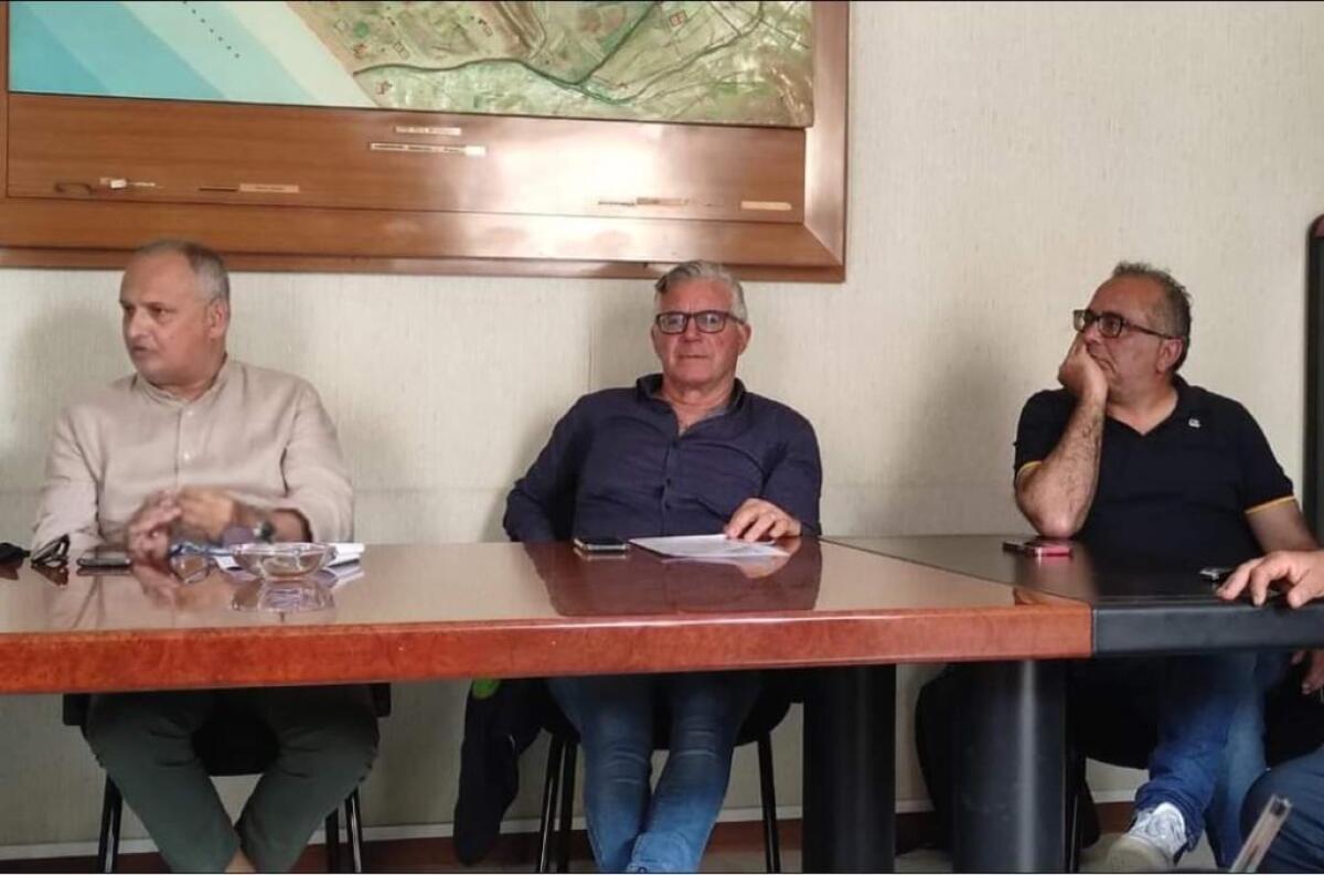 Crisi Consorzio bonifica, ritardi pagamenti e nessuna risposta: domani assemblea lavoratori - I sindacalisti Flai durante un'assemblea dei lavoratori del Consorzio