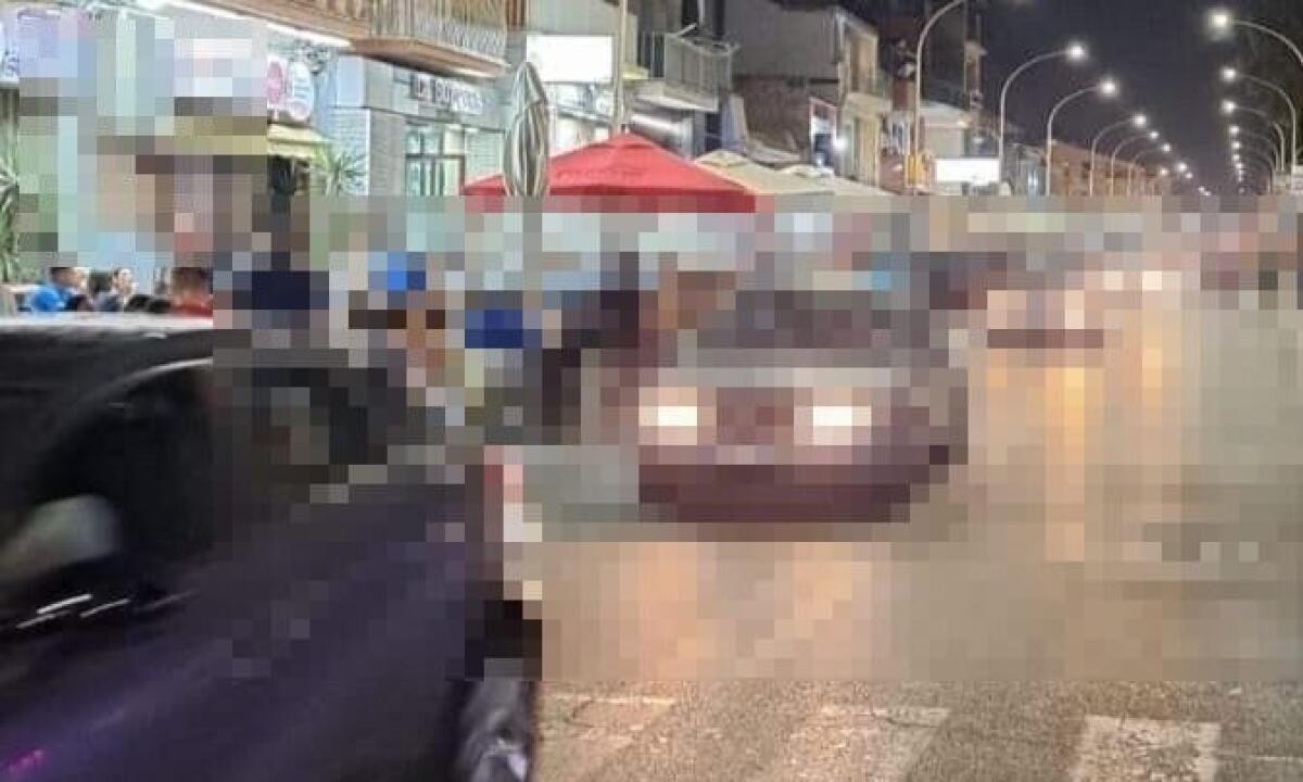 Nella Ztl sul lungomare auto tra tavoli e pedoni, esercenti esasperati: pronti a protestare - Auto in transito durante la vigenza della Ztl