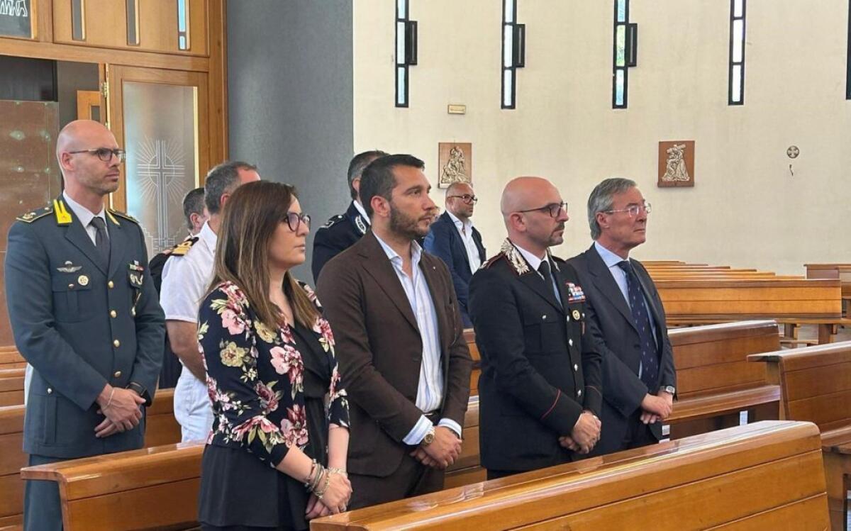 Uccisione D'Immé, l'amministrazione alla commemorazione del valoroso carabiniere - Alla commemorazione, le forze dell'ordine, il sindaco Greco, l'assessore Incardona e il vicepresidente del consiglio Paola Giudice