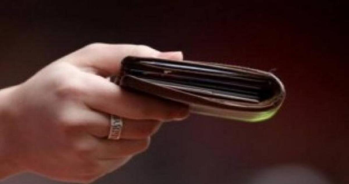 Bambina di 10 anni trova portafogli e lo fa riconsegnare al proprietario - 