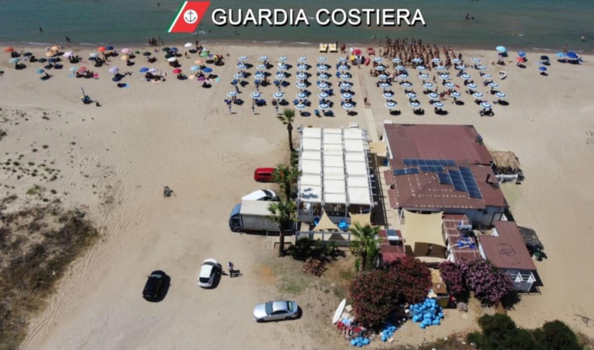 Irregolarità autorizzative e rifiuti incendiati, sequestri e sanzioni per un lido a Tenutella -