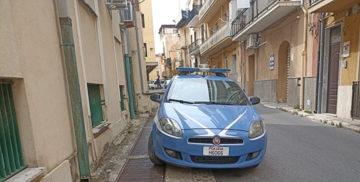 Misure per stalking, denunce per furti e per il rogo di un'auto - 