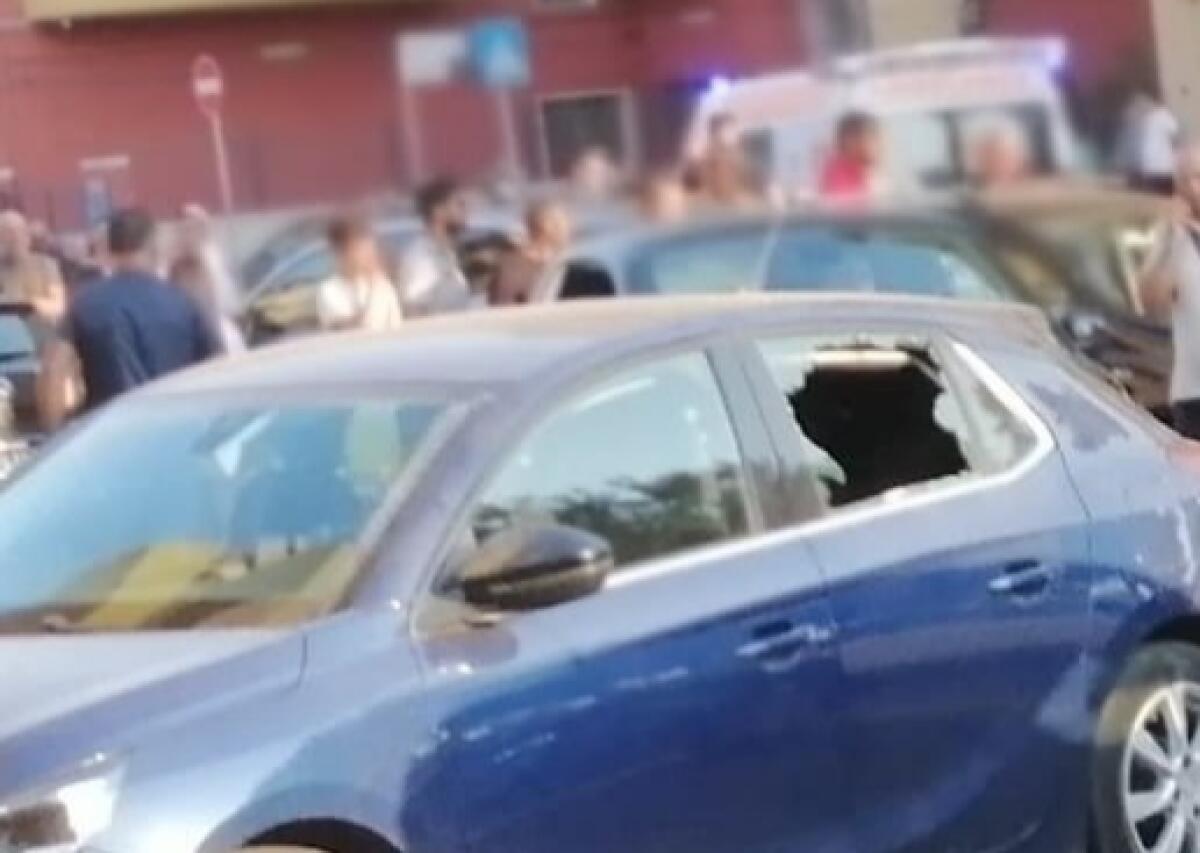 Spari e paura a ridosso di via Venezia, almeno un ferito: traffico bloccato e zona transennata - 