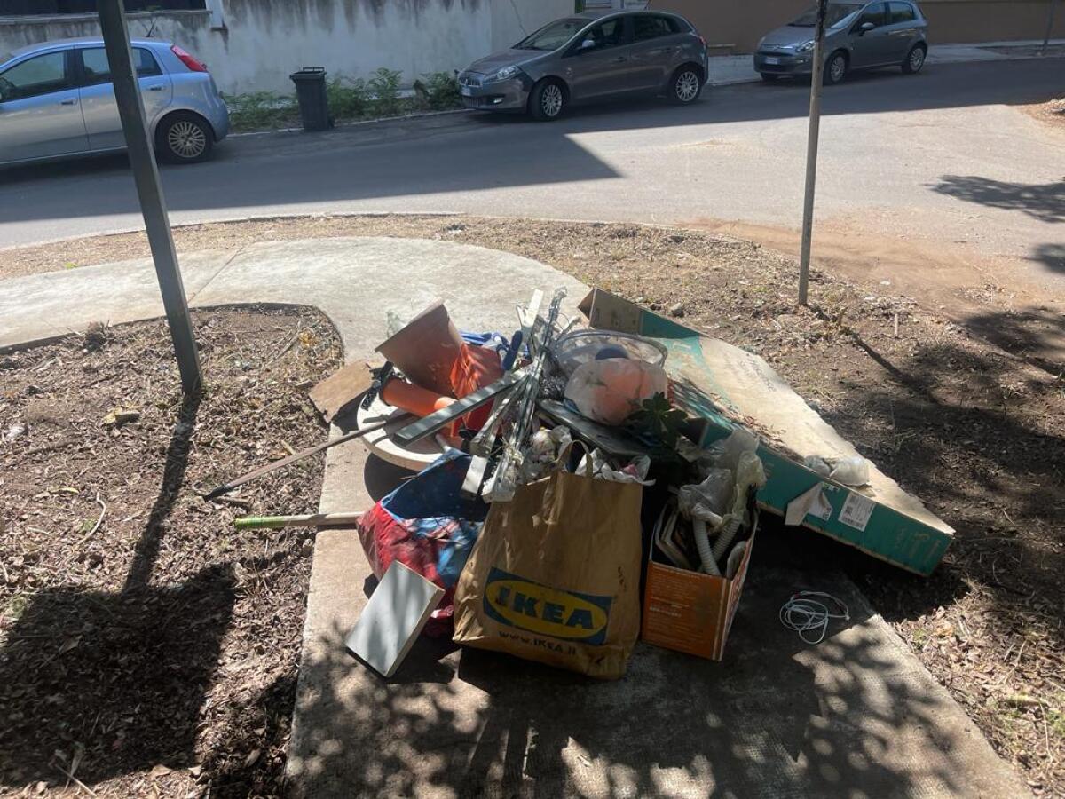 Macchitella, durante la pulizia straordinaria spunta di tutto: incivili mai domi - 