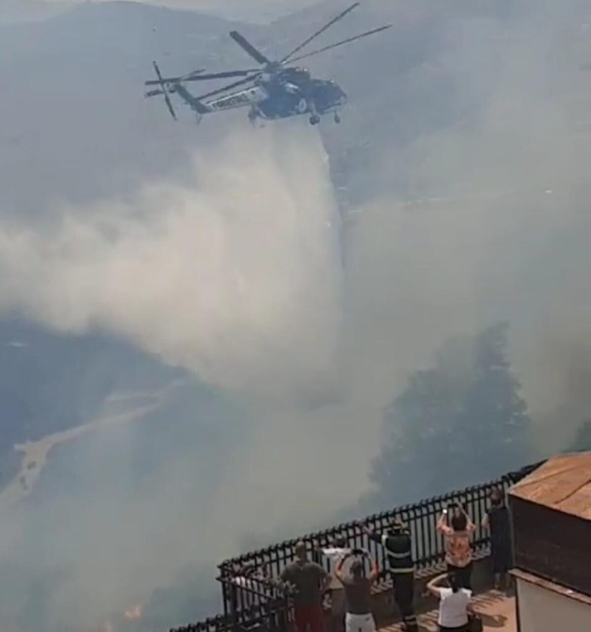 Fiamme e paura a Butera, fuoco minaccia abitazioni: interventi in corso per bloccare incendi - 