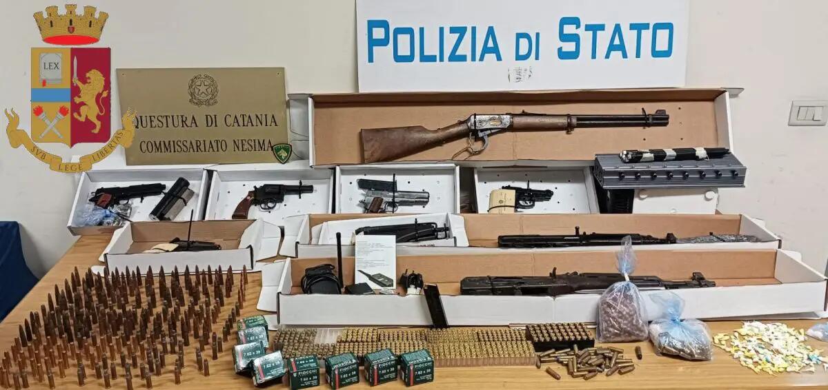 Scoperto a Catania arsenale con Kalashnikov, pistole, fucili e munizioni - 