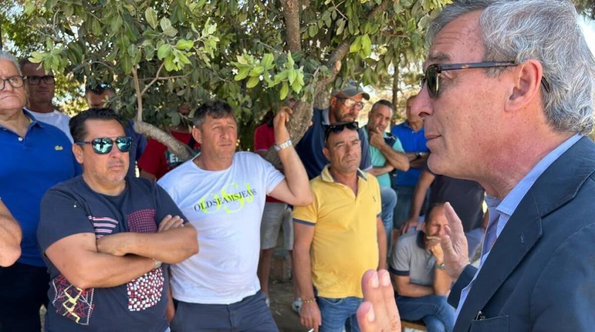 Medi group, versato acconto agosto agli operai rientrati nei cantieri in raffineria - Greco insieme agli operai Medi group