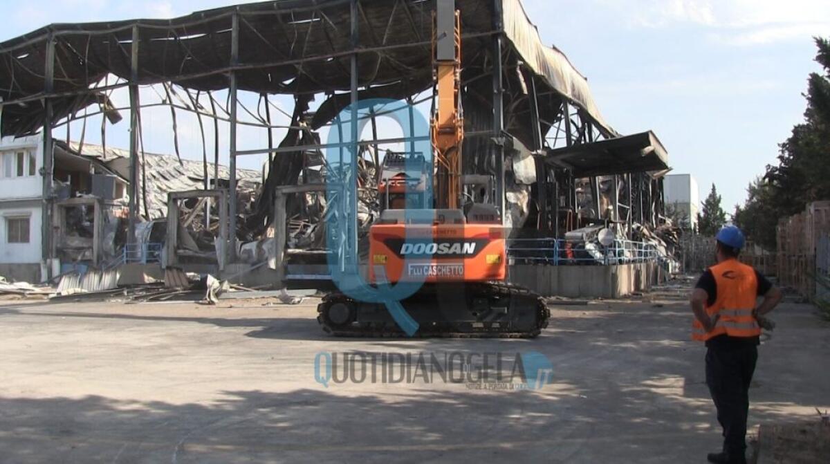Puzza nell'aria, le segnalazioni proseguono ma sono partiti i primi interventi nel capannone - I primi lavori nell'area della Pescagel