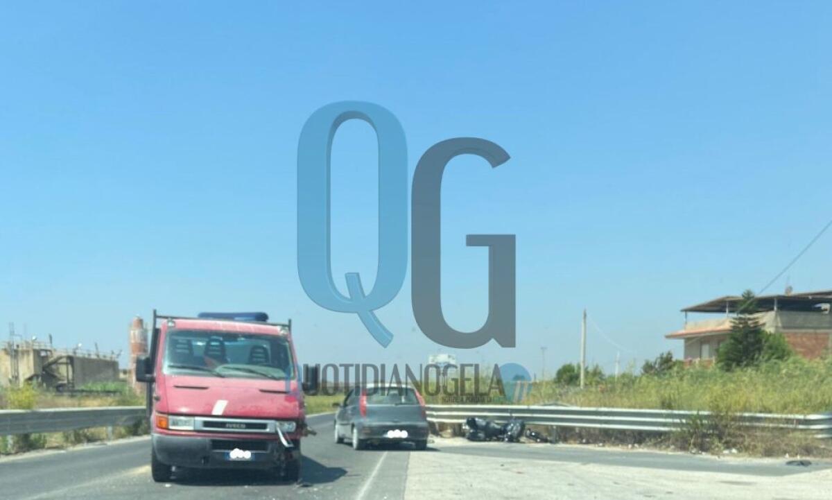 Incidente nell'area industriale, impatto tra una moto e un mezzo da lavoro - 