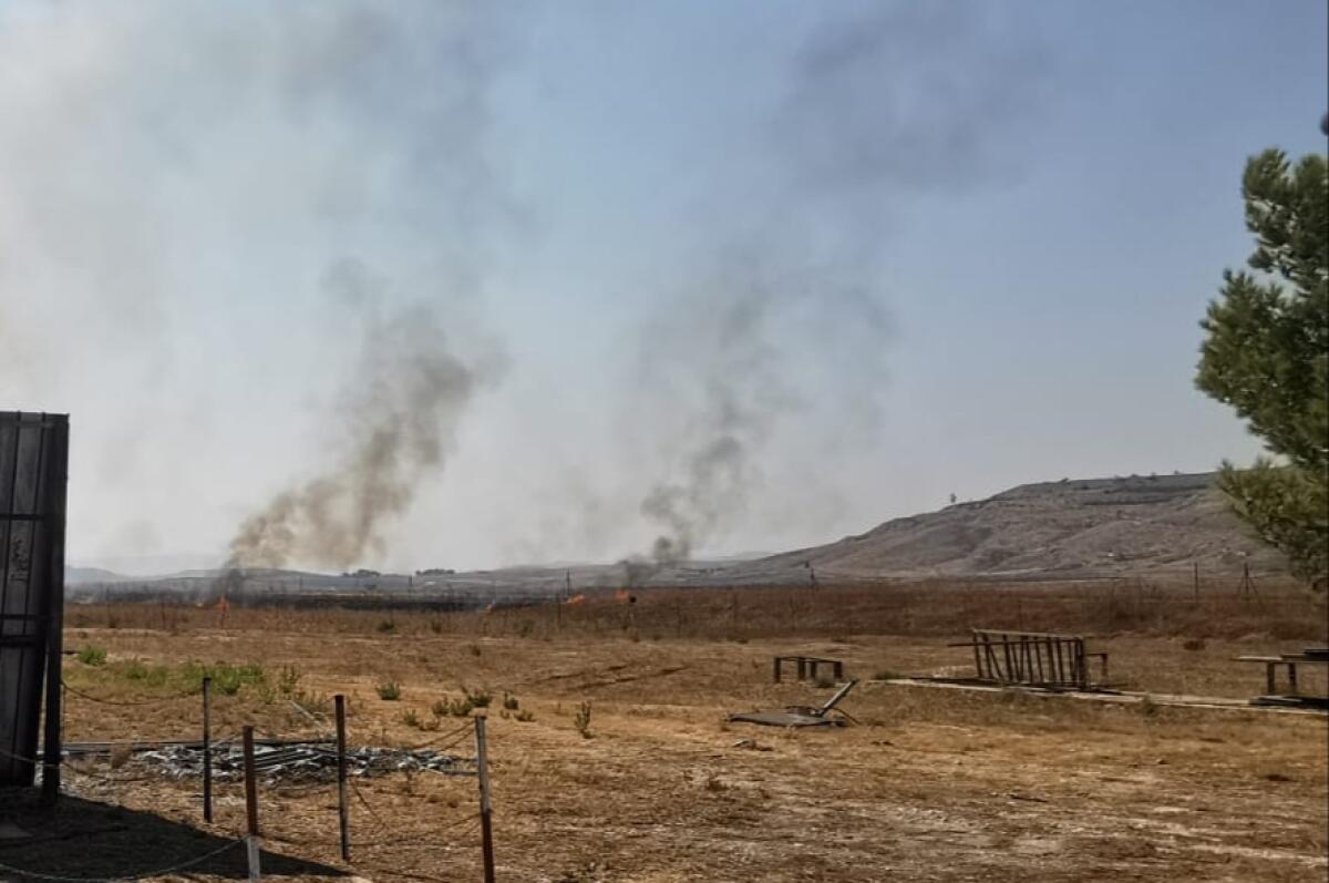 Area in fiamme nei pressi del kartodromo, fuoco in una zona incolta - 