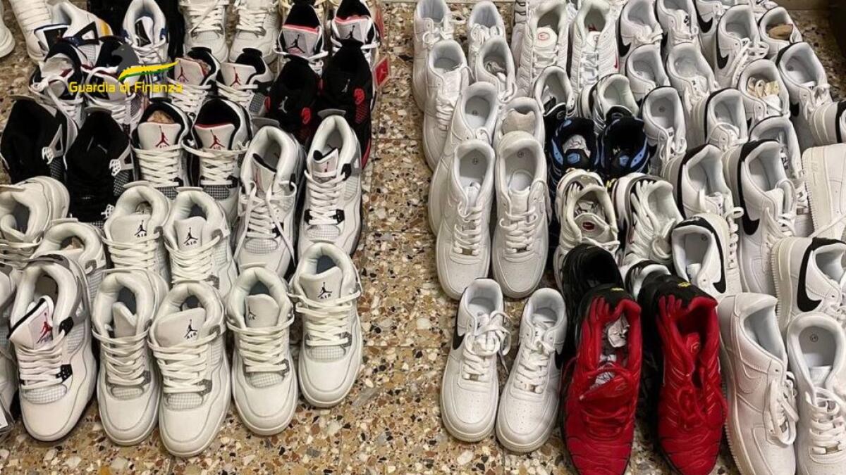 Merce contraffatta, denunciati 4 venditori ambulanti e sequestrati 300 capi - 