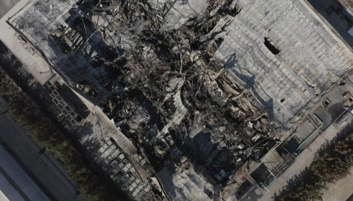 Il “mistero” dell'aria che puzza di pesce, primi interventi di bonifica al capannone bruciato - Il capannone della Pescagel distrutto dalle fiamme