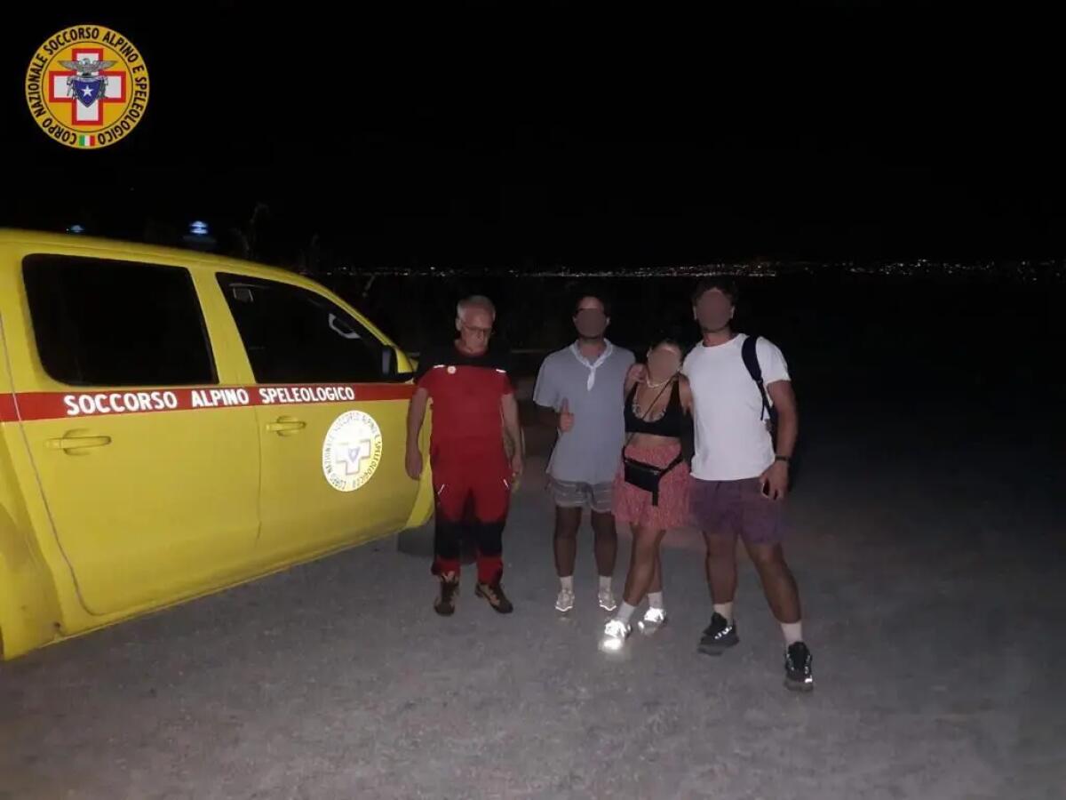 Riserva Zingaro, soccorsi escursionisti assediati dai cinghiali - 