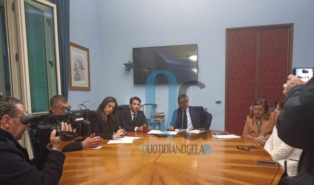 Piano riequilibrio, approvati criteri per coprire tutti i debiti: Greco, "certezze ai creditori" - Il sindaco Greco e gli assessori