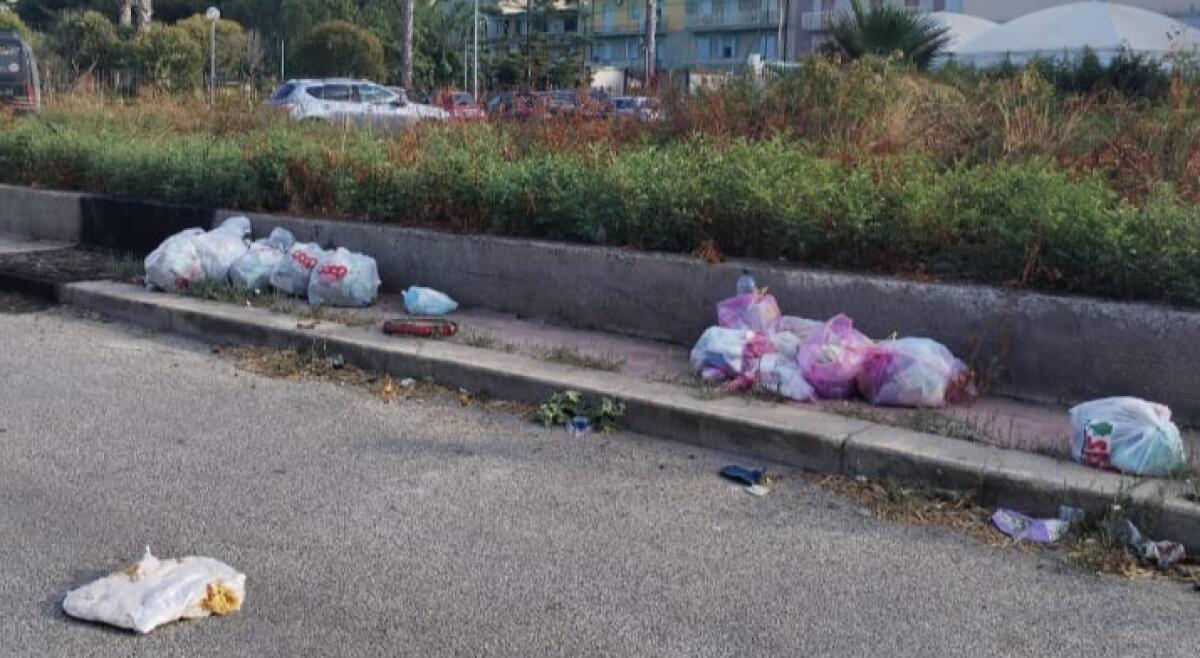 Rifiuti in strada nei pressi di una chiesa, diverse segnalazioni dai residenti - 