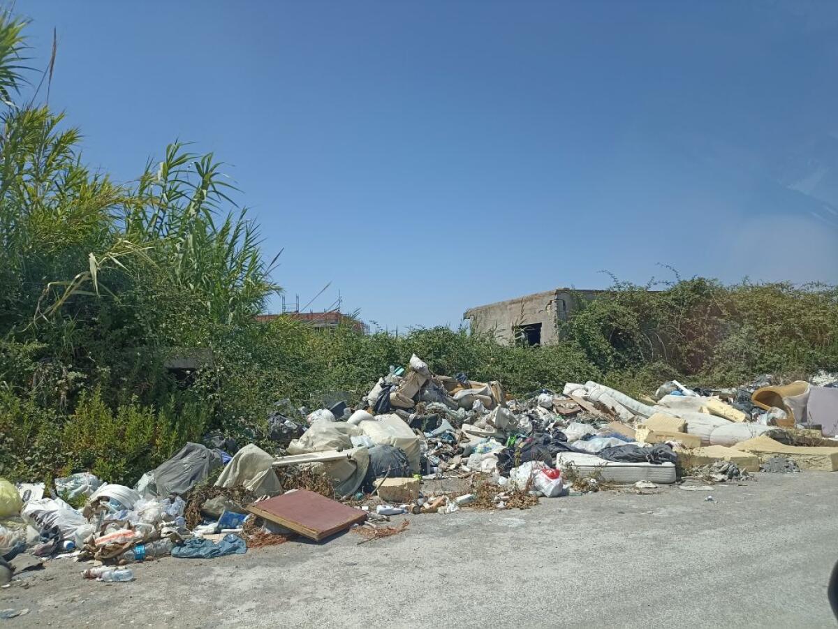 Discarica abusiva nel cuore dell'area industriale, lungo la strada rifiuti di ogni tipo - 