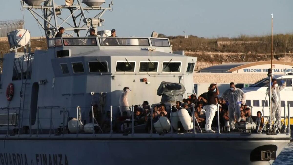 A Lampedusa sbarchi senza sosta, hotspot al collasso - 