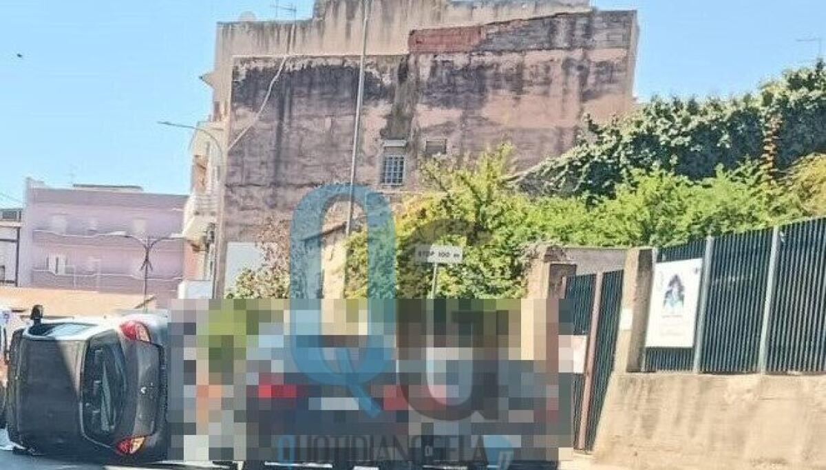 Schianto nei pressi del cimitero monumentale, auto ribaltata - 