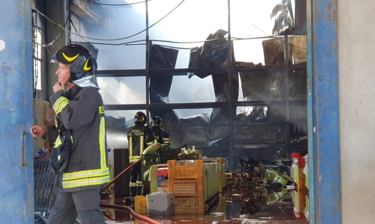 Spente le fiamme nel capannone de "La frutta d'oro", incendio partito dall'interno - 